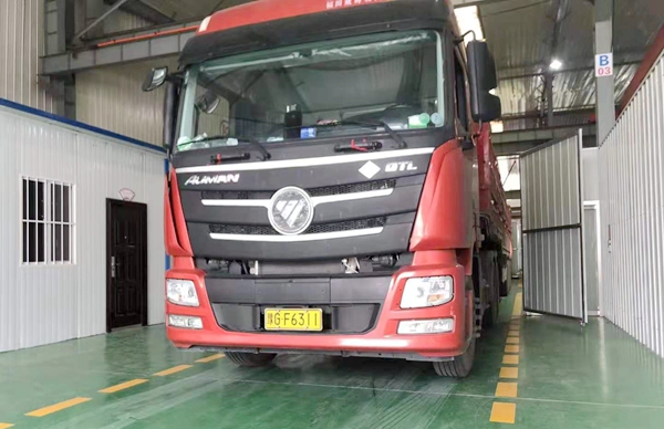 5月，河南新印禮品箱自動穿提扣機持續(xù)發(fā)貨中